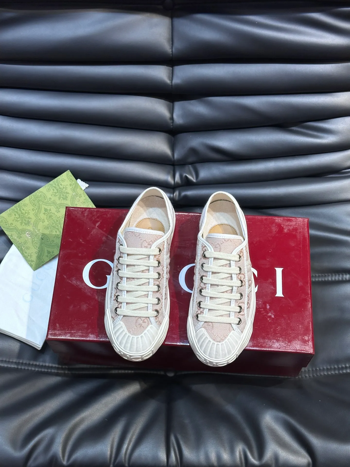 Men's shoes 💰p360 "GUUC*" Couple model 👫GG printed canvas sneakers, this sneaker is from the Gucci Lido series, and its design is inspired by the summer style and beach clubs of the Italian coast. The early autumn series reinterprets the brand's classic design elements and exquisite patterns from a modern perspective. These low-top sneakers are crafted from the brand's original fabric, the classic GG printed canvas, with a slightly distressed effect around the rubber sole. The GG pattern and logo are cleverly integrated into the sole, and the toe is embellished with an embossed Gucci logo. The towel insoles are decorated with brand logo leather labels, are light, comfortable and breathable for the feet, and come with a full set of original packaging! Size: Female 35-40 Male 38-45 (46 customized)
